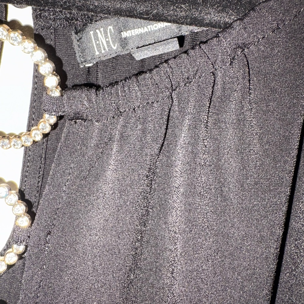 Elegant Black Sleeveless Top - Picture 3 of 5